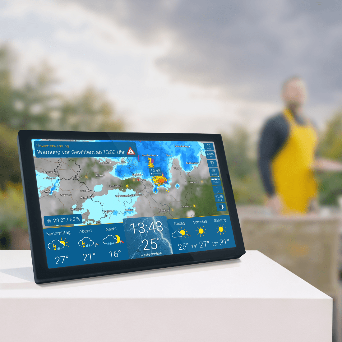 wetteronline home 4 in Schwarz zeigt Raumklima mit Temperatur und Luftfeuchtigkeit